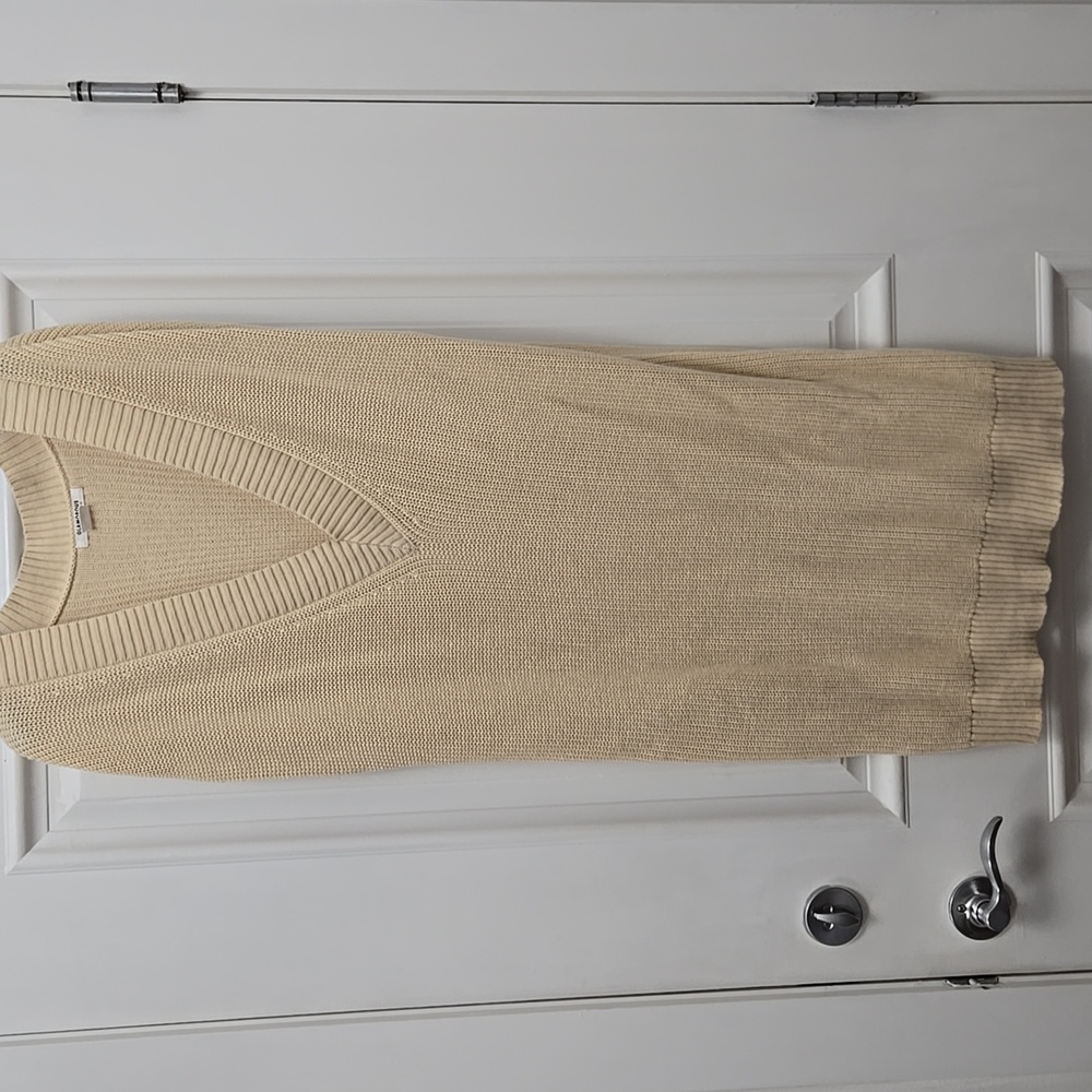 Glamorous  Creme Knit V-Neck Sleeveless SweaterVest p2p21 L 37 Armhple Deapth 12